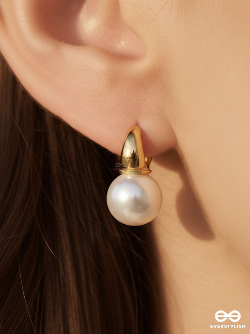EVERSTYLISH Bubble Drop Glossy Pearl In Golden Grip Earrings